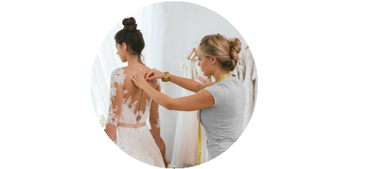 chica probándose un vestido de novia