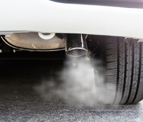 Coche emitiendo humo por el tubo de escape