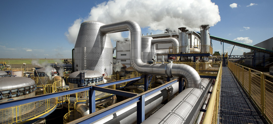 Instalación industrial con chimeneas echando humo