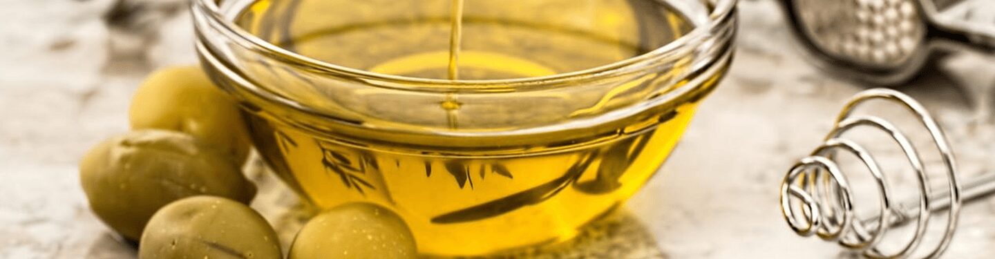 Aceite de oliva con aceitunas alrededor