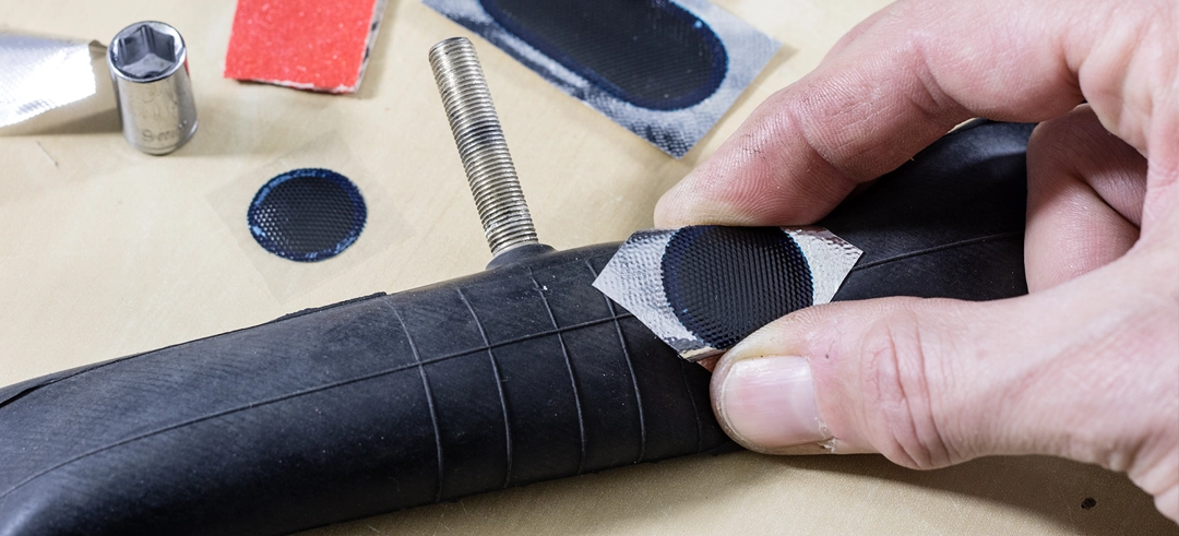 Persona arreglando el pinchazo de la rueda de una bicicleta