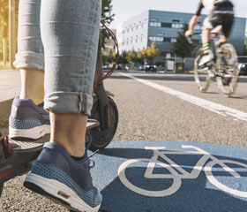 Persona circulando en patinete eléctrico por el carril bici