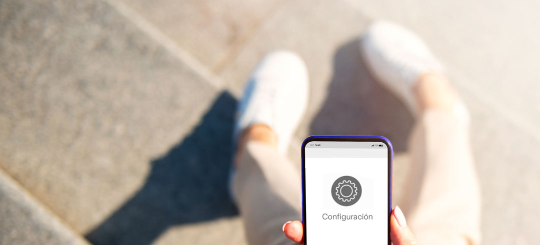 Persona accediendo a la función de configuración desde su smartphone