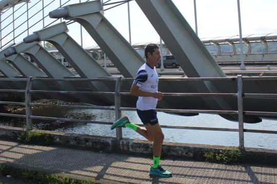 Hombre corriendo por la calle