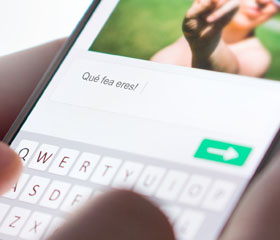 Persona poniendo qué fea eres como comentario en una publicación