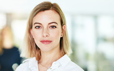 chica mirando a cámara