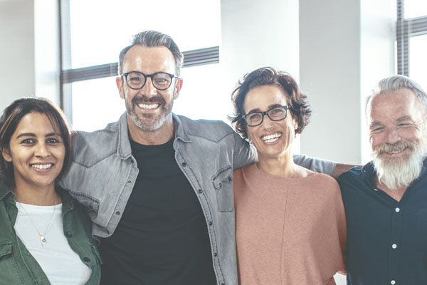 grupo de personas sonriendo