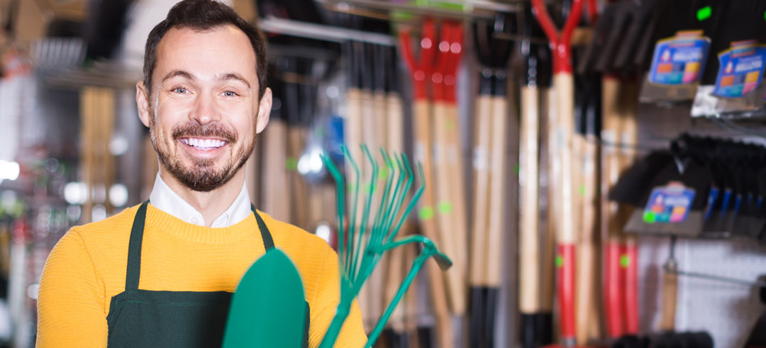 Trabajador de jardinería sonriendo a cámara